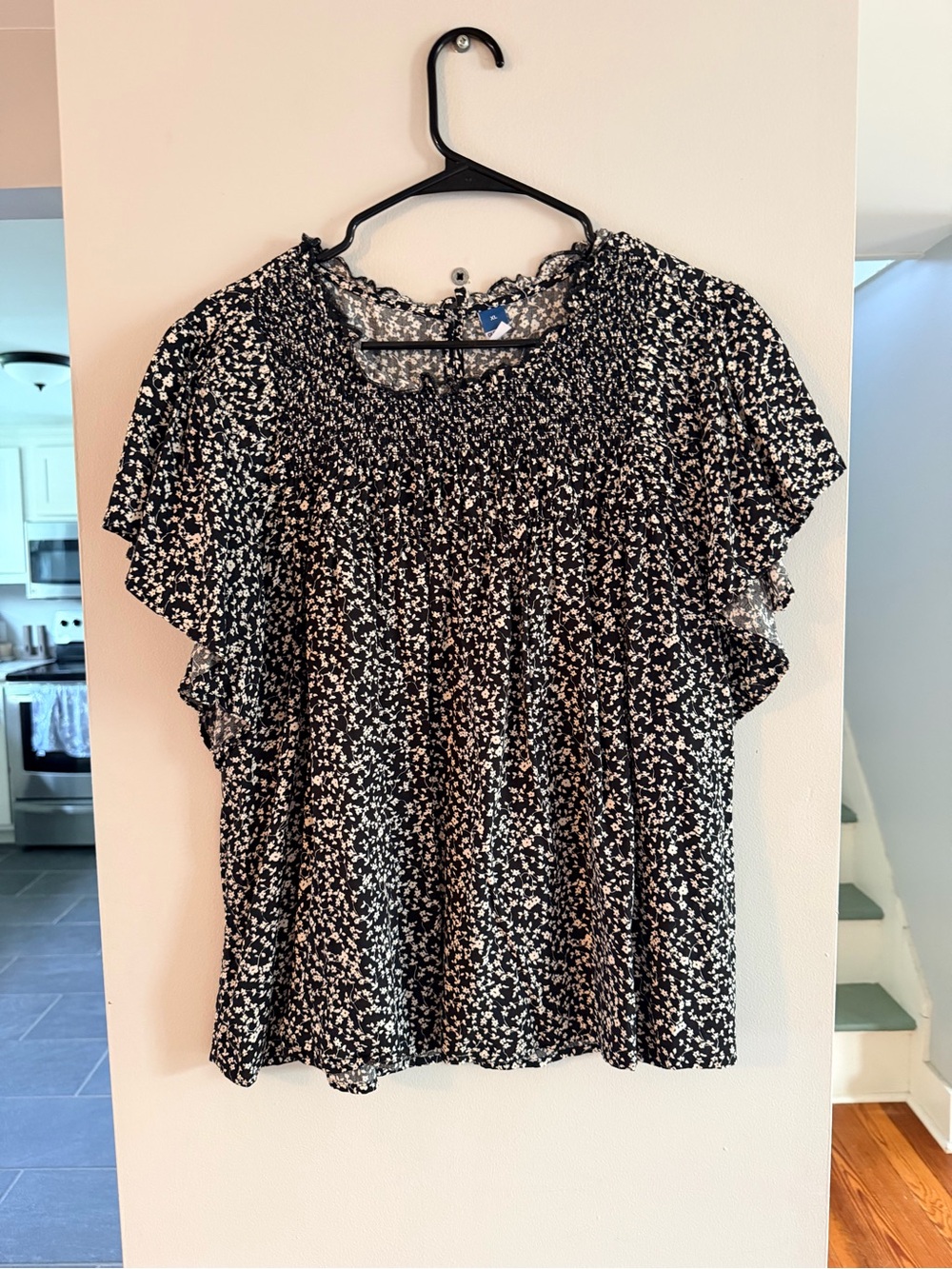 Old Navy Black & White Floral Smocked Flutter Sleeve Top
